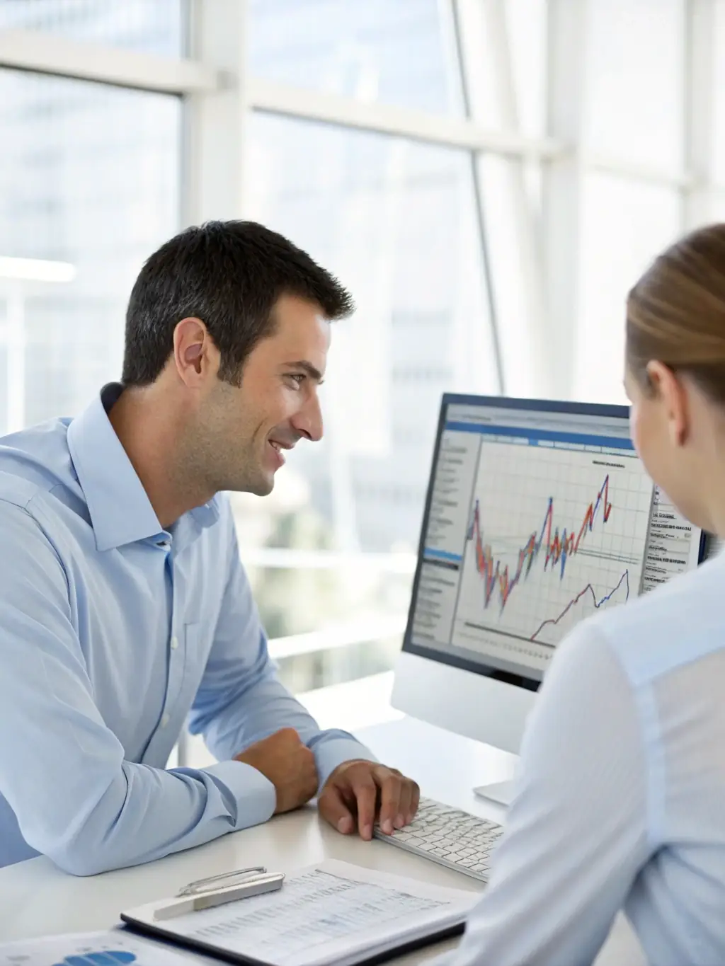 A consultant advising a client, highlighting the expert financial guidance provided by Project Report Bank.